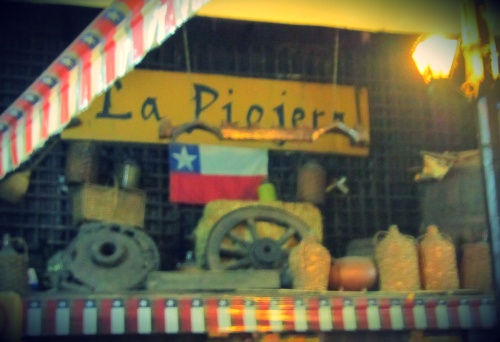 La Piojera, dizem que se chama assim, porque antigamente quando era um restaurante foi visitado por um presidente chileno que se referiu ao lugar como La Piojeira (isso mesmo de piolho), por ser um lugar frequantado pela classe baixa, principalmente por obreiros.