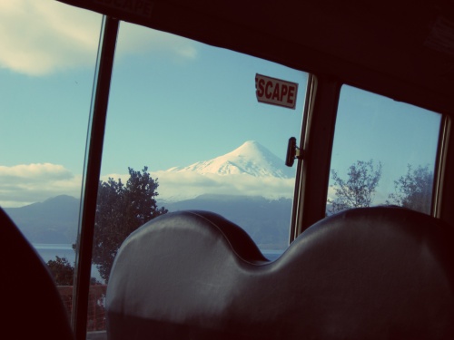 A primeira vez que vi um vulcão foi da janela. Osorno, Puerto Varas, Chile <3