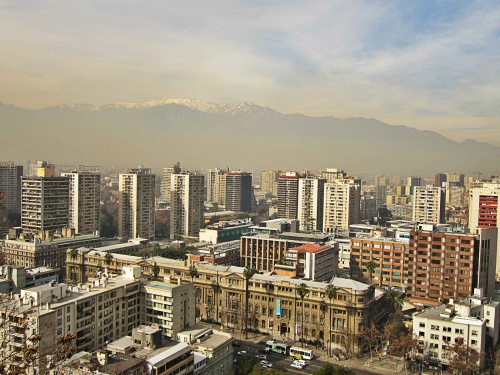 Uma cidade e uma Cordilheira. Vista do Cerro Santa Lucia, no centro de Santiago.